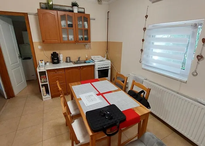 Rev1 Vendeghaz רבפולופ